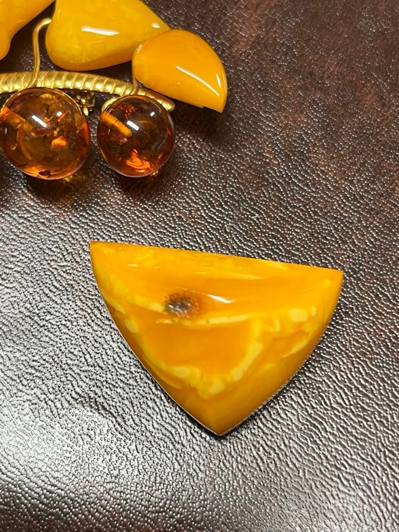 ロイヤルアンバー ブローチ 2個