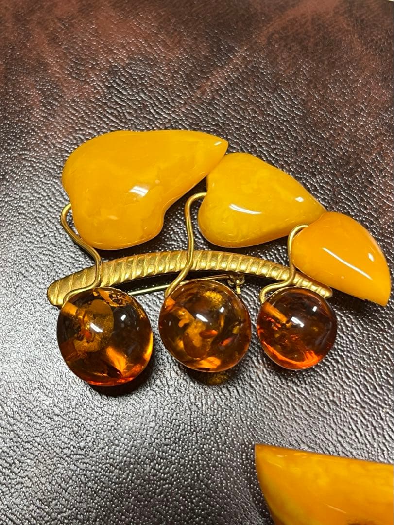 ロイヤルアンバー ブローチ 2個