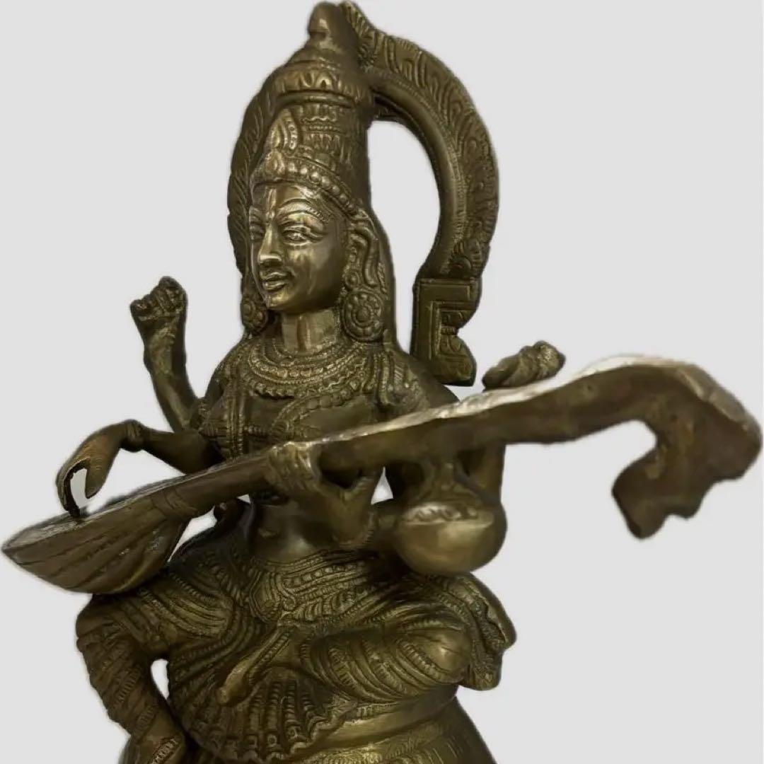 真鍮製サラスワティ知識の女神。最も美しく輝く顔を持つ