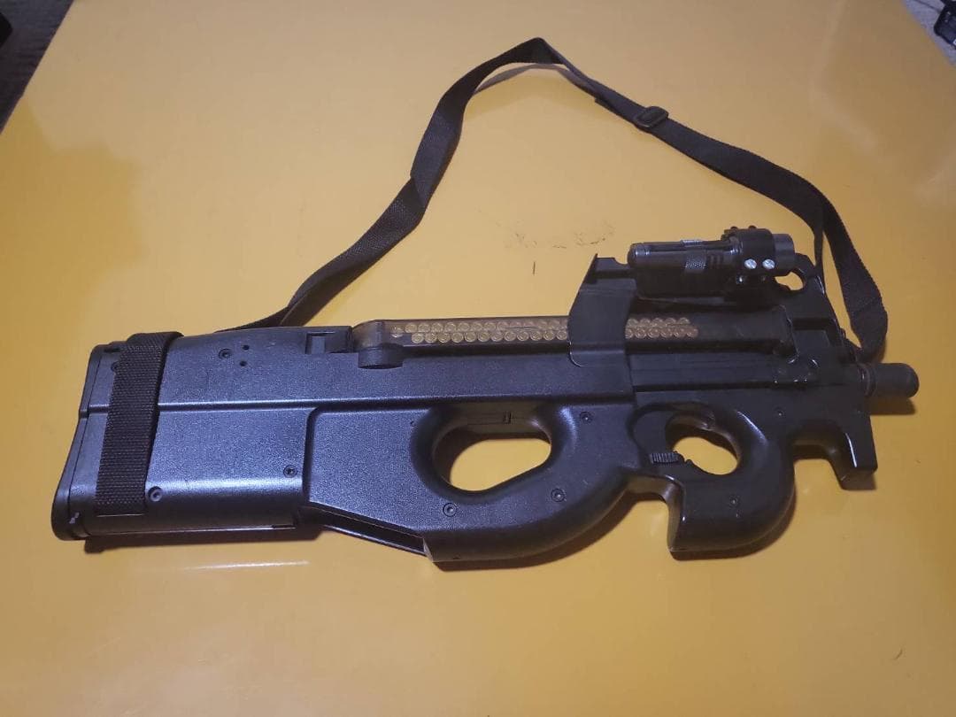 電動ガン　P90ライト付き