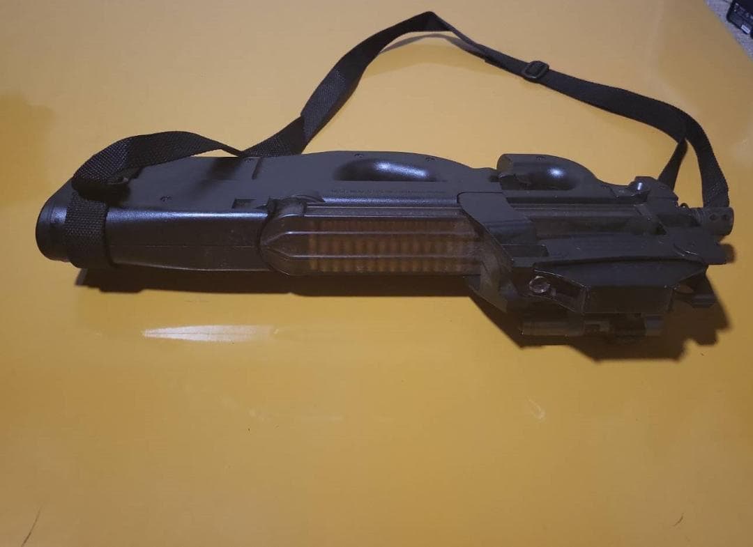 電動ガン　P90ライト付き