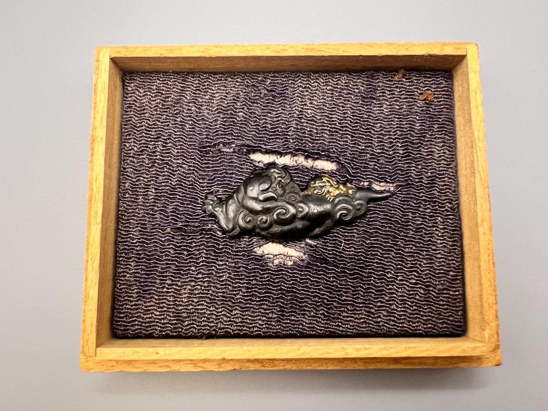 【海】江戸明治金工　獅子親子図　金目　手彫　金具　銅製鍍金　骨董品　箱付