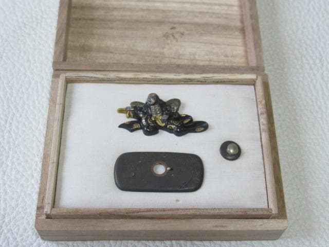 未使用 江戸後期◆金工『中川一匠』刀装具 表:武士像 裏(留め具)桜風景片切彫り