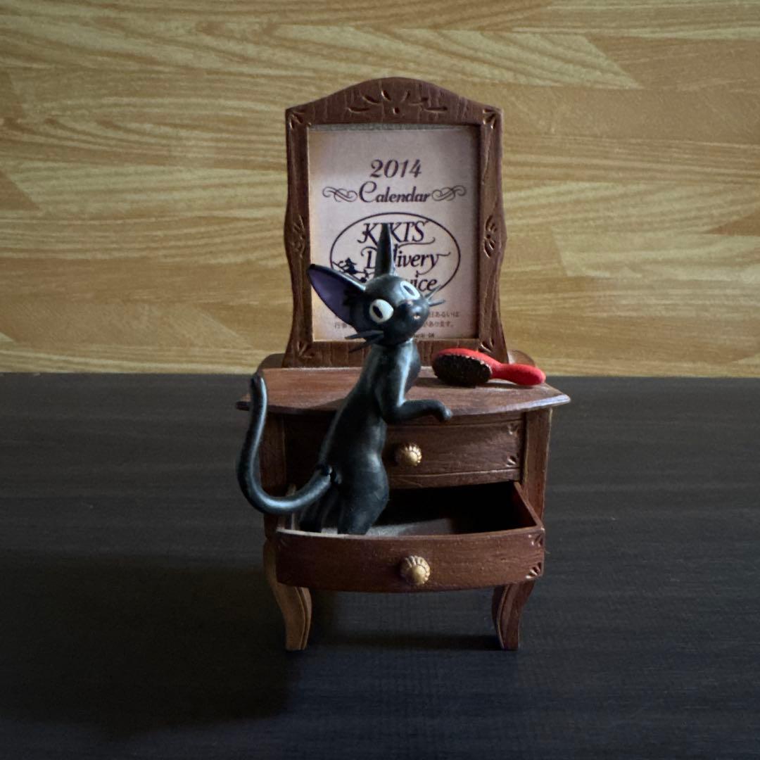 ジブリカレンダー　アンティークドレッサー　2014