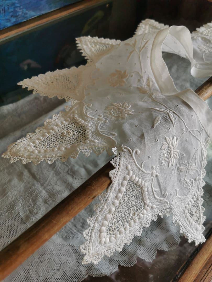 アンティークフランス 9片の花弁 アイレット＆薔薇盛上げ刺繍 クロシェ編み付け襟