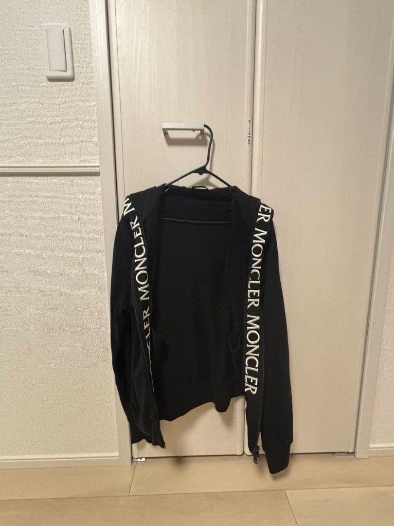 【限定値下げ】MONCLER ブラック フード付きパーカー　M