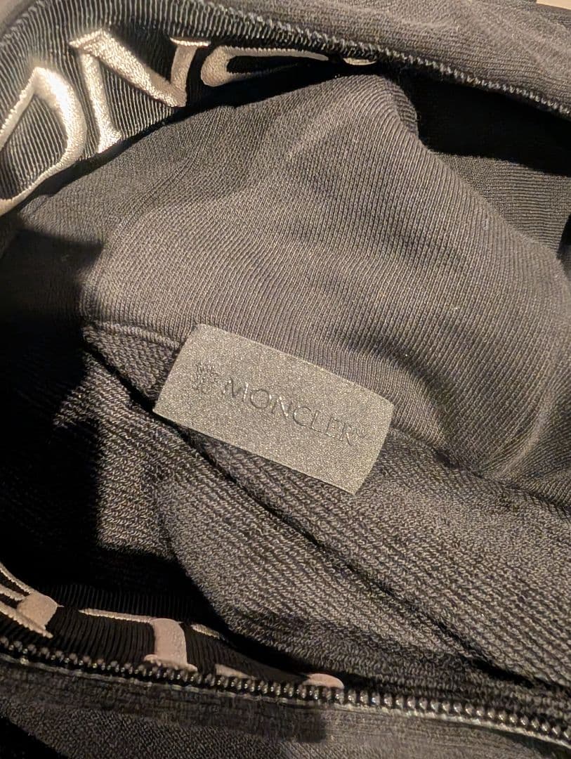 【限定値下げ】MONCLER ブラック フード付きパーカー　M