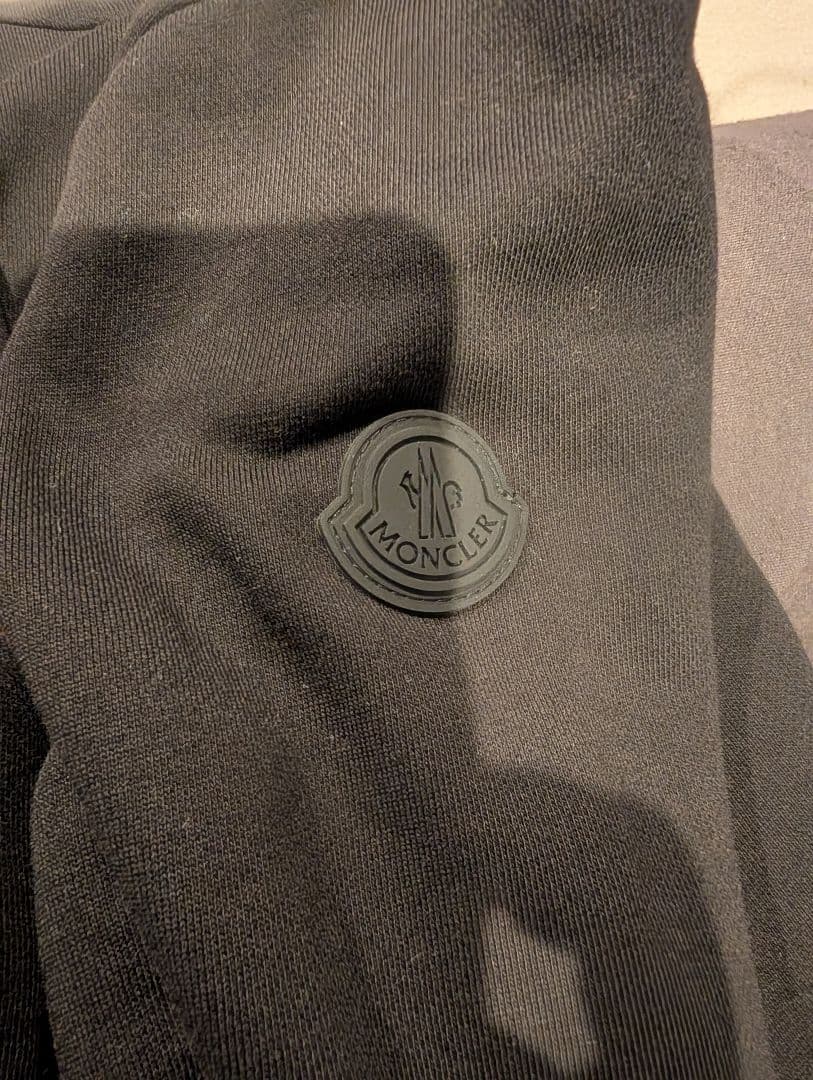 【限定値下げ】MONCLER ブラック フード付きパーカー　M