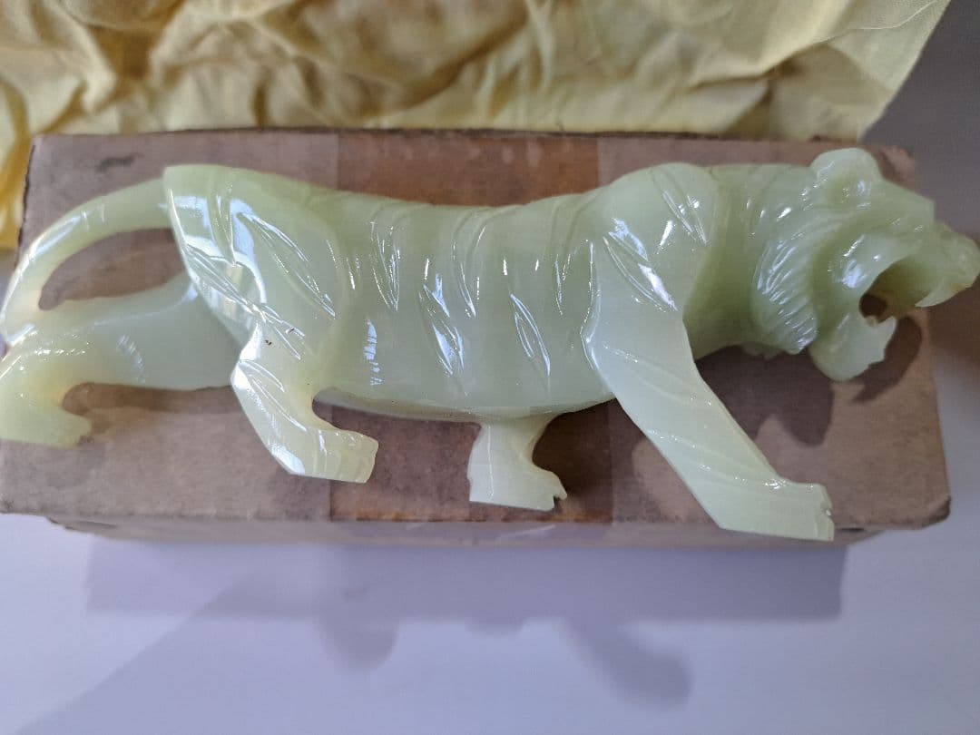 翡翠の虎の彫刻 約15cm