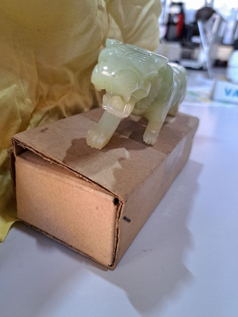 翡翠の虎の彫刻 約15cm