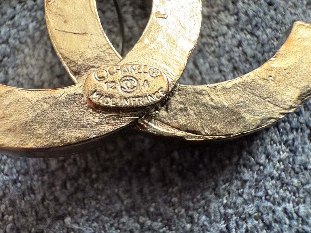 CHANEL CCロゴブローチ 紫色のストーン付き