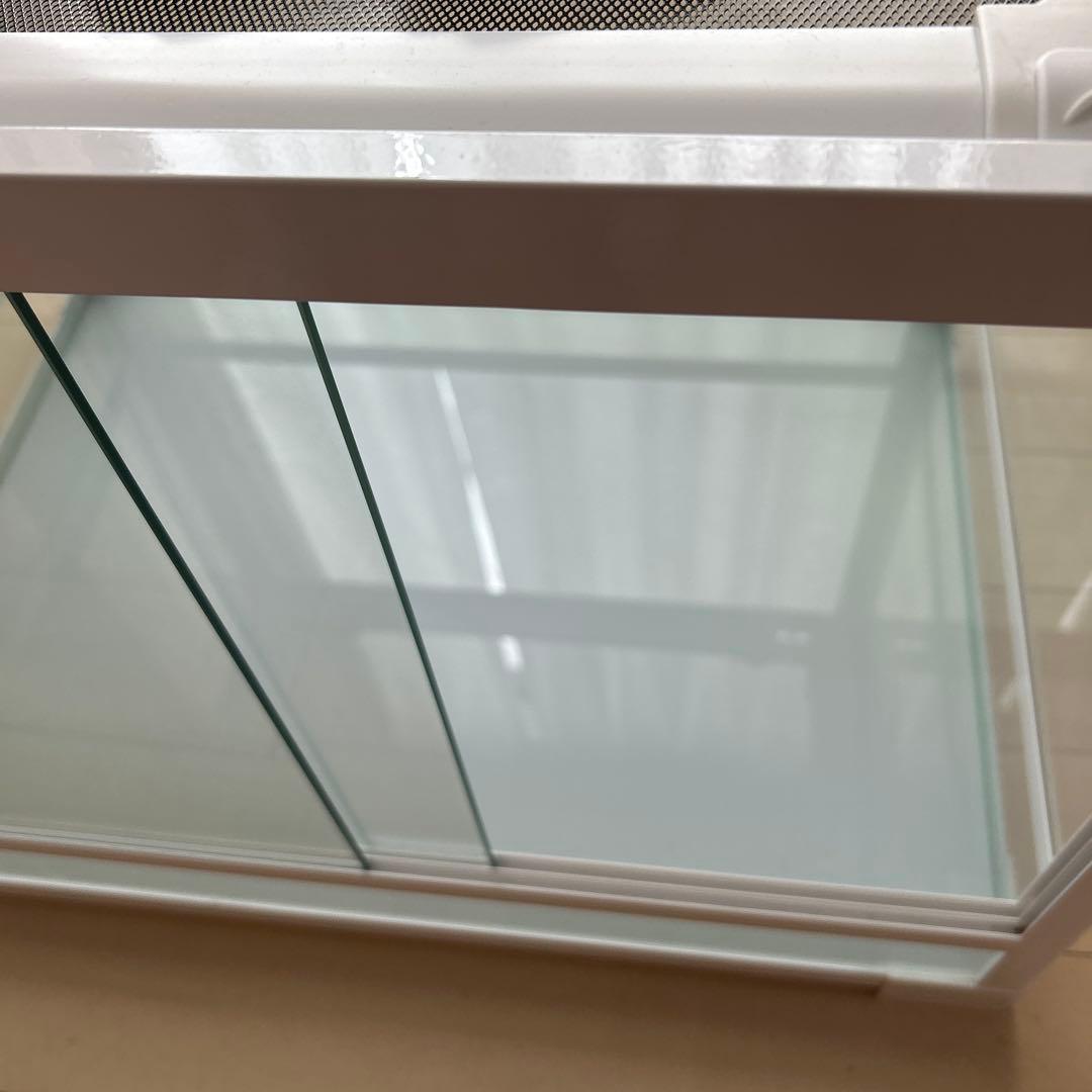 爬虫類飼育ケージ　ガラス製の飼育ケージ、メッシュ蓋付き　流木のおまけ付き❗️