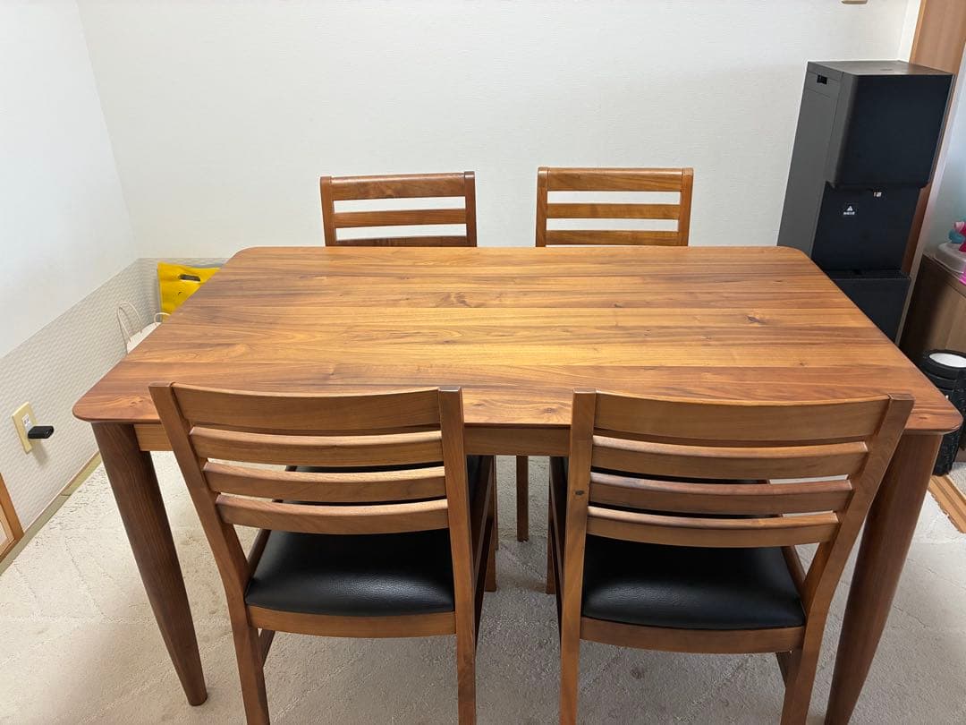 木製テーブルと4脚の椅子セット　ダイニングテーブル