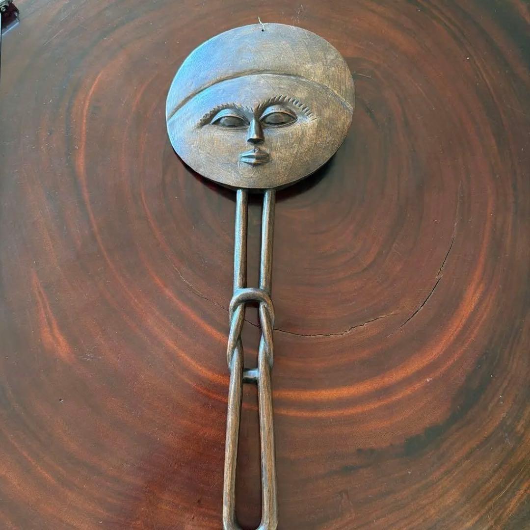 ガーナ　丸顔の太陽月　木製の顔彫刻 アートオブジェ