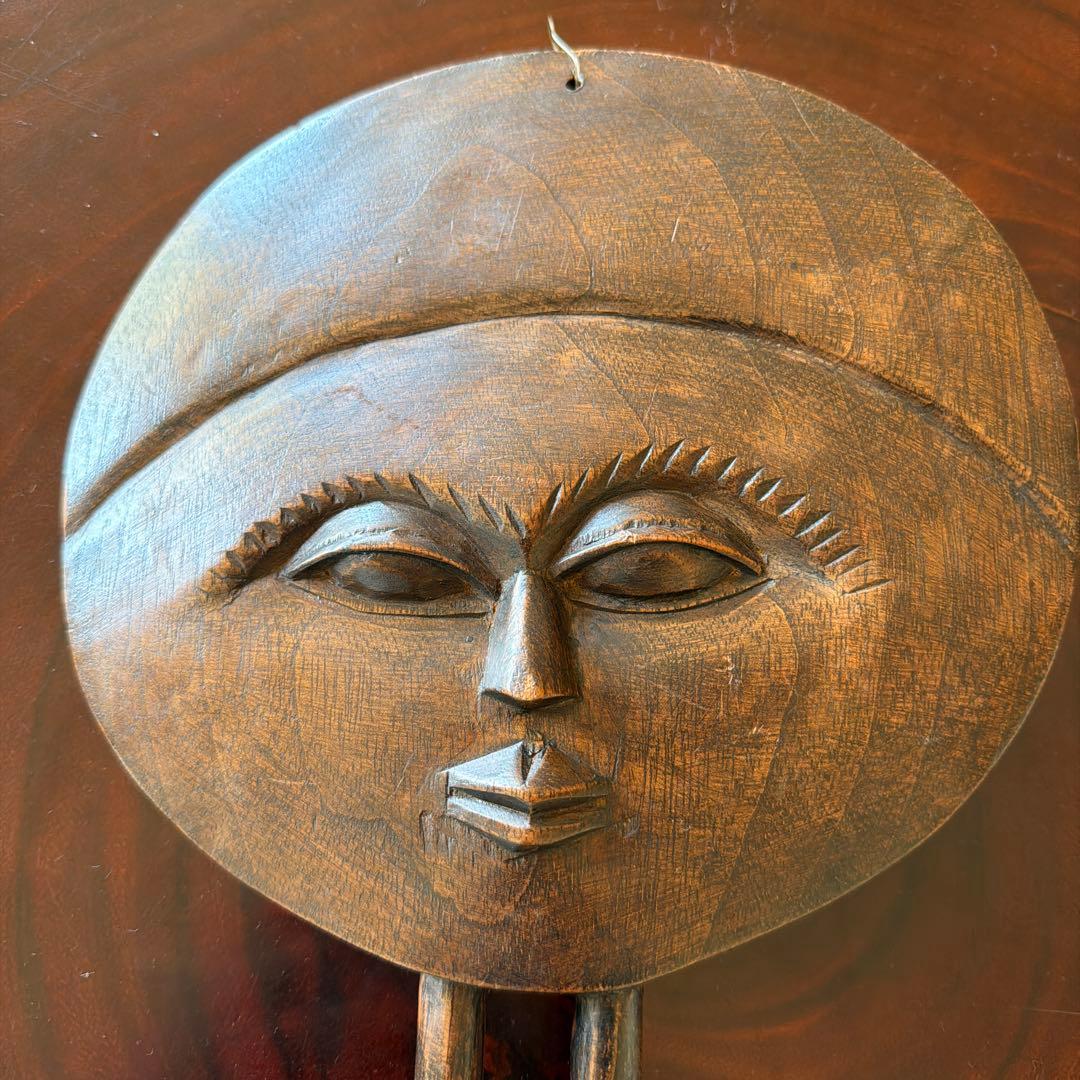 ガーナ　丸顔の太陽月　木製の顔彫刻 アートオブジェ