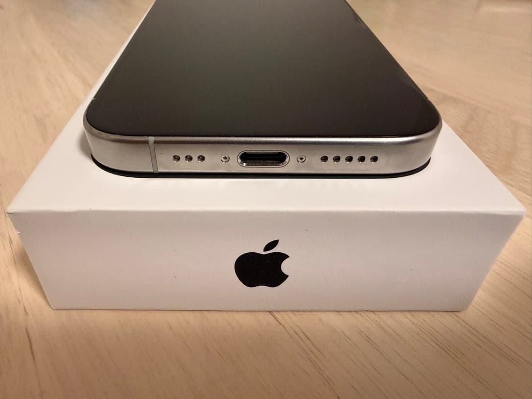 【美品】Apple iPhone 15 Pro 128GBホワイトチタニウム