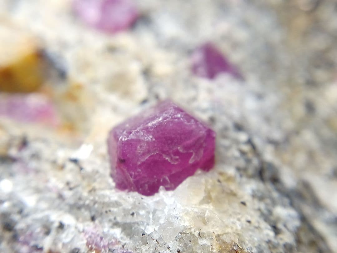 母岩付き　ルビー　1.6kg　原石　コランダム　鉱物標本