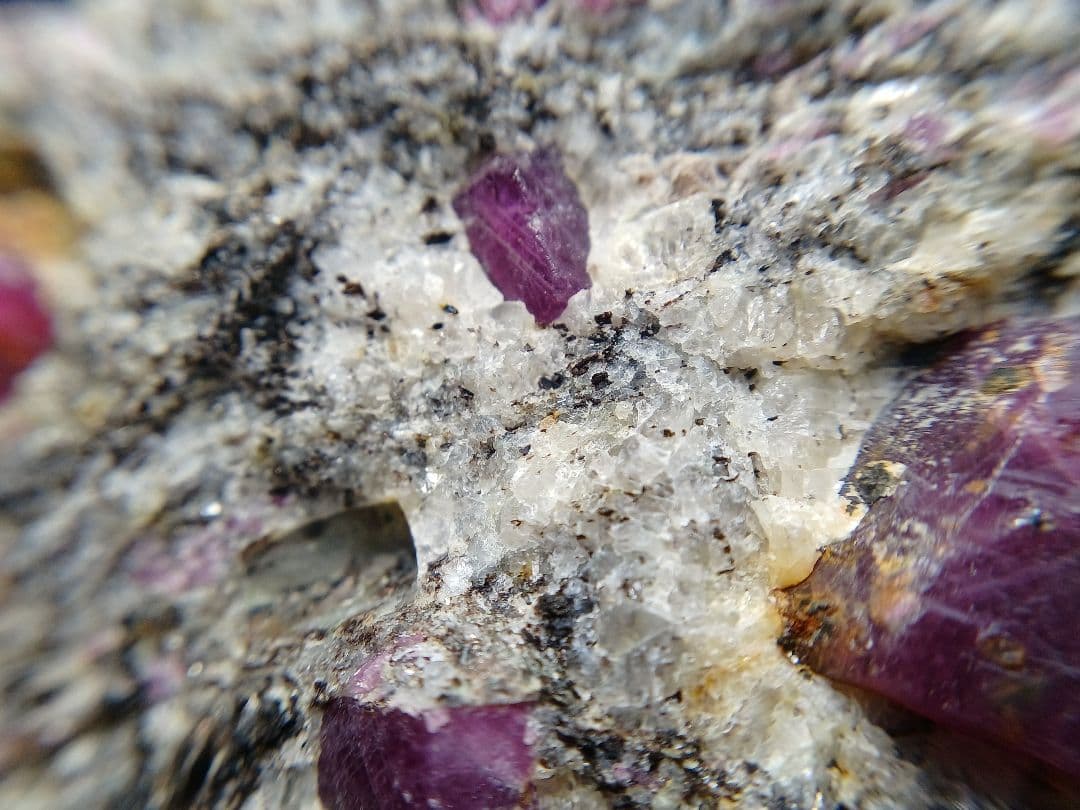 母岩付き　ルビー　1.6kg　原石　コランダム　鉱物標本