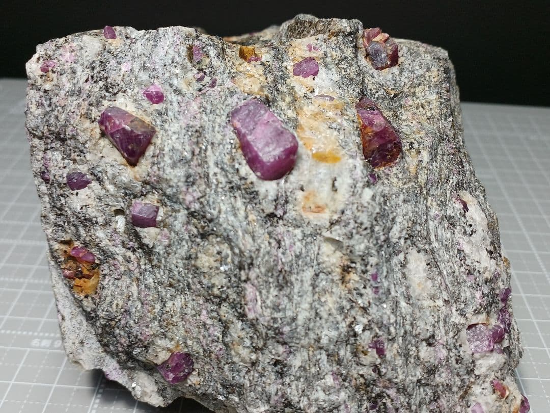 母岩付き　ルビー　1.6kg　原石　コランダム　鉱物標本
