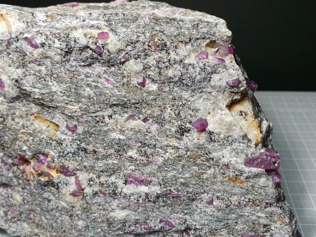 母岩付き　ルビー　1.6kg　原石　コランダム　鉱物標本