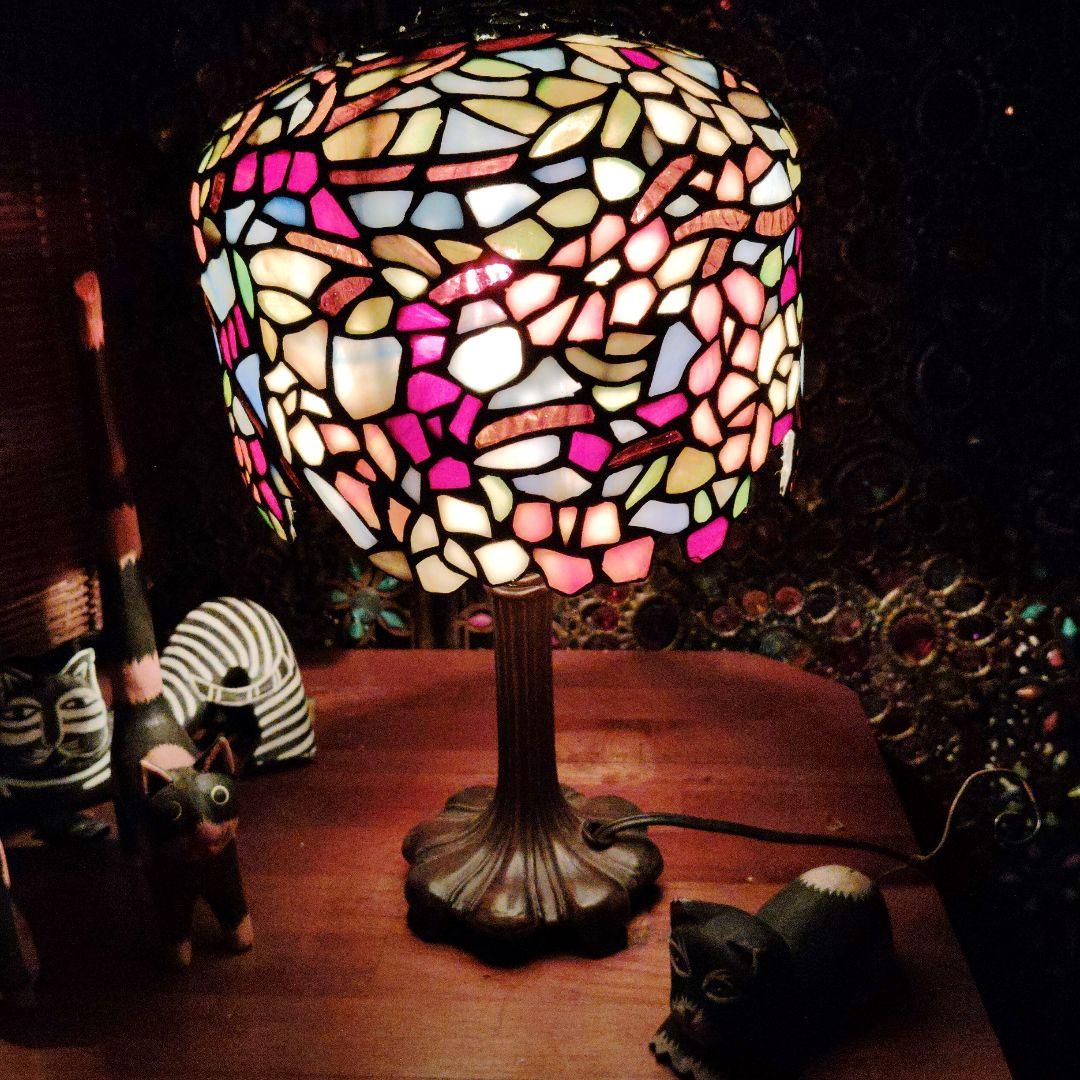 ステンドグラス テーブルランプ 花模様　重厚感あり凄い出来です。