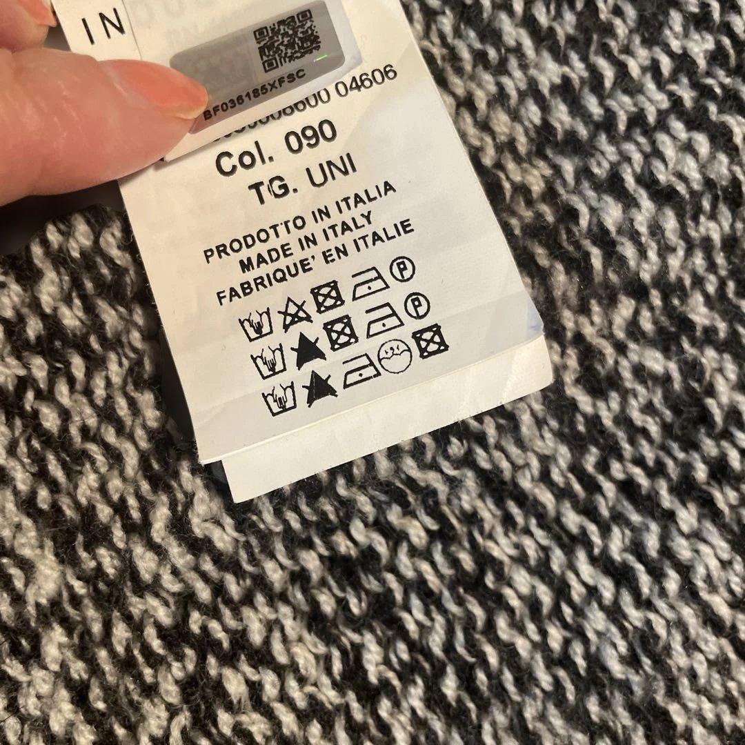 モンクレールファー付きグレーと黒のマフラー