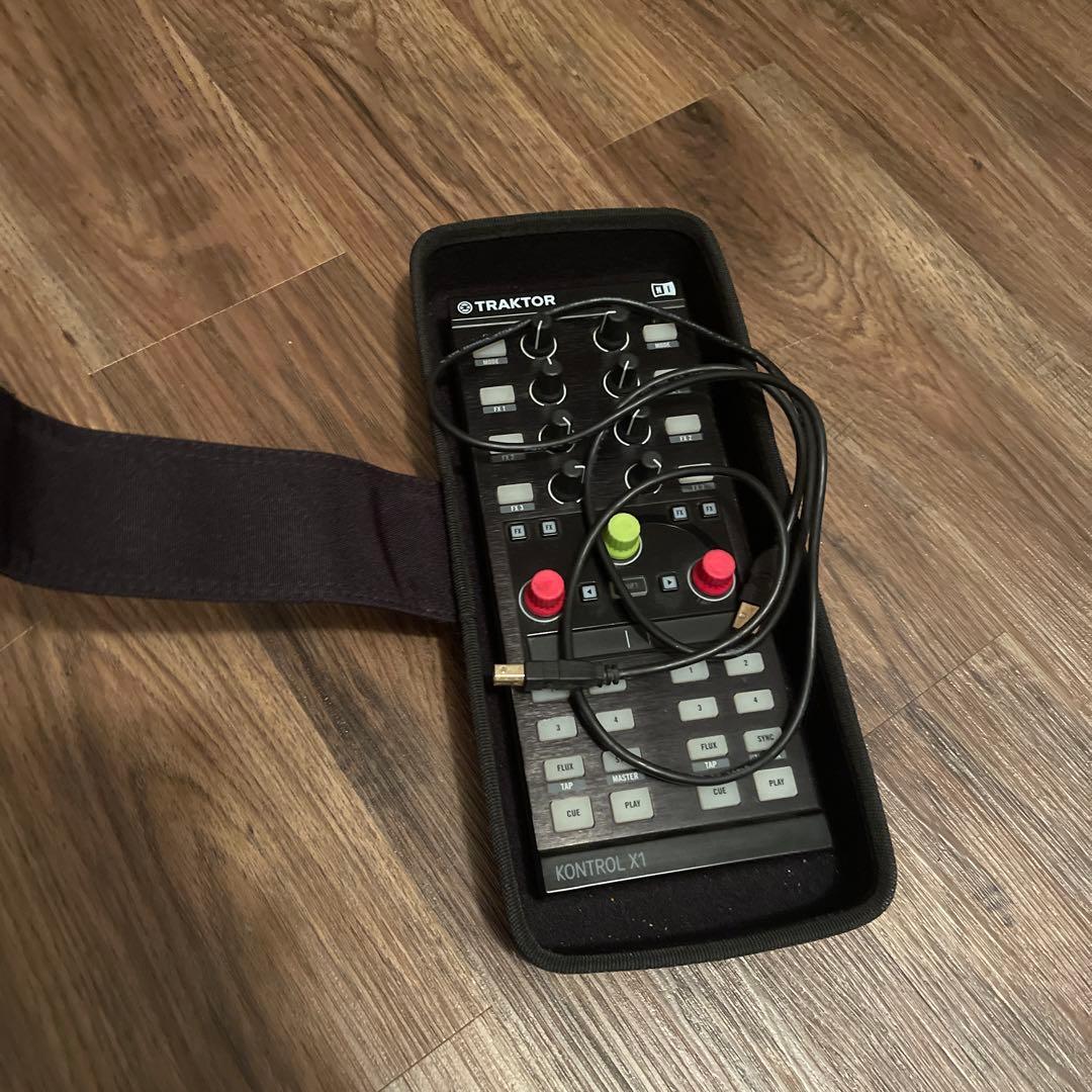 TRAKTOR KONTROL X1 MKII DJコントローラー