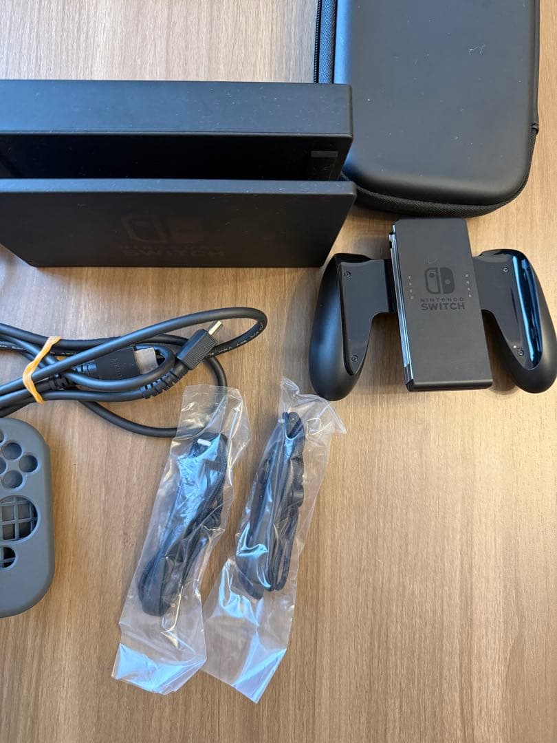 Nintendo Switch 本体 + 付属品（コントローラー付き）