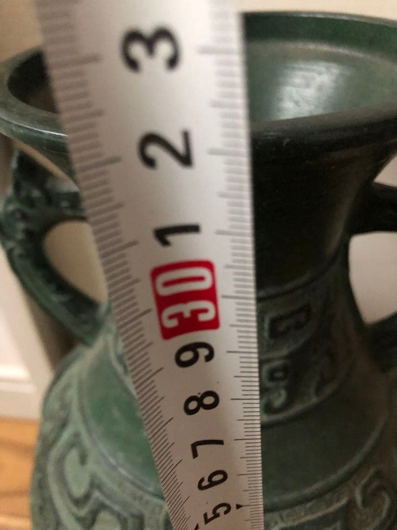 アンティーク、彫刻模様の緑色金属製壺