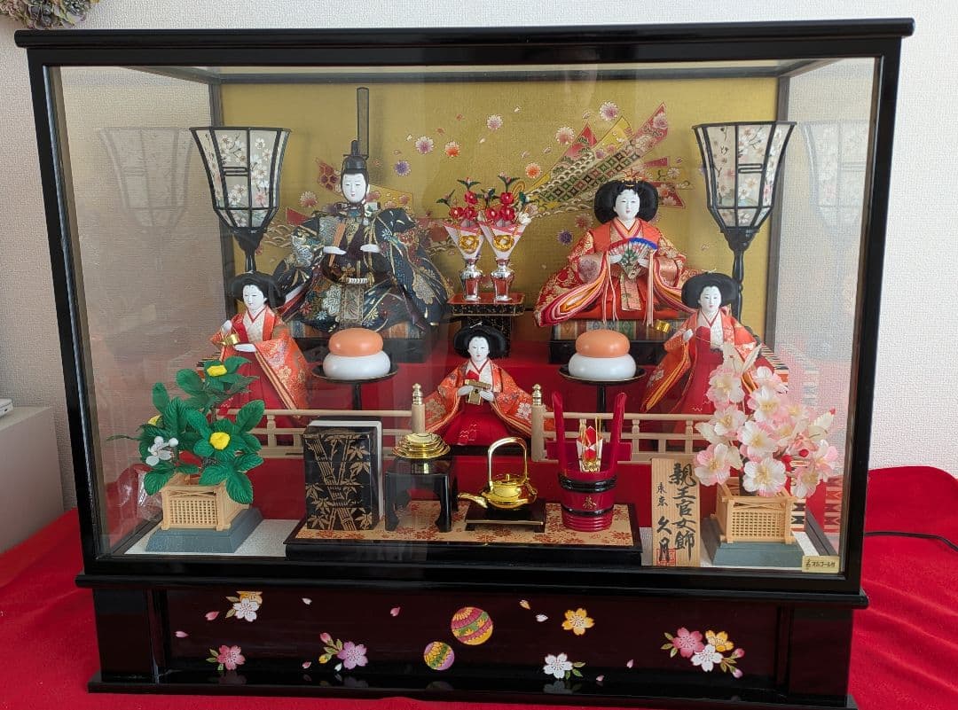 久月　雛人形 五人飾り ケース入り オルゴール・ライト、赤い敷物付き コンパクト