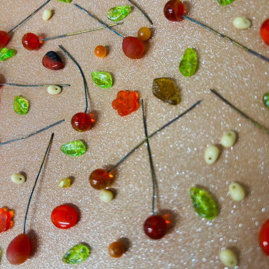 souフランスアンティーク　可愛らしい枝付きガラスパーツ　希少　赤系