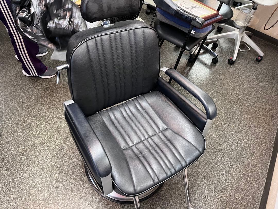 美容室椅子￼ 引き取り可　油圧式上下 回転、　￼リクライニングします￼