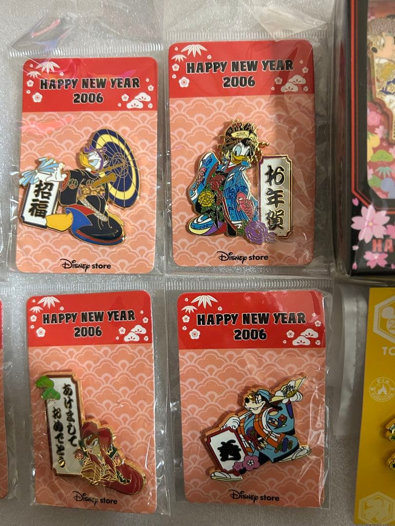 ディズニーストア　ハッピーニューイヤーピンバッジ　2006 まとめ売り