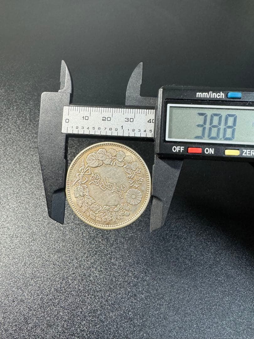 貿易銀　明治八年　菊紋・竜　一圓銀貨