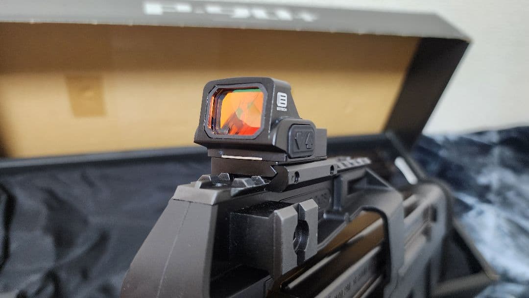 東京マルイP-90+　ドットサイト・多弾マグ付き