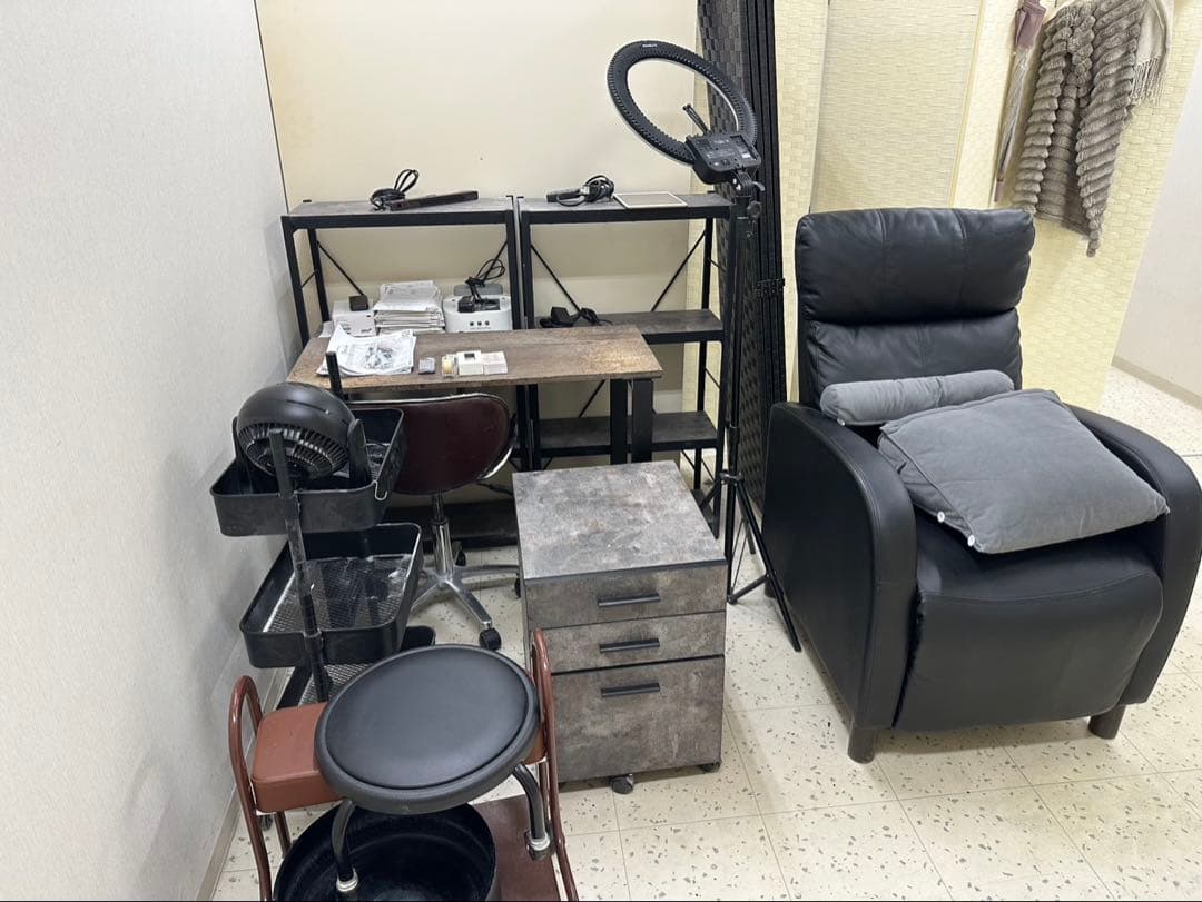 T様　黒のリクライニングチェア　ネイルテーブル　ネイリスト椅子　棚2点