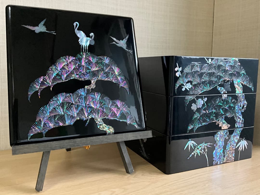 《未使用新品》螺鈿　漆器　三段お重　松竹梅に鶴