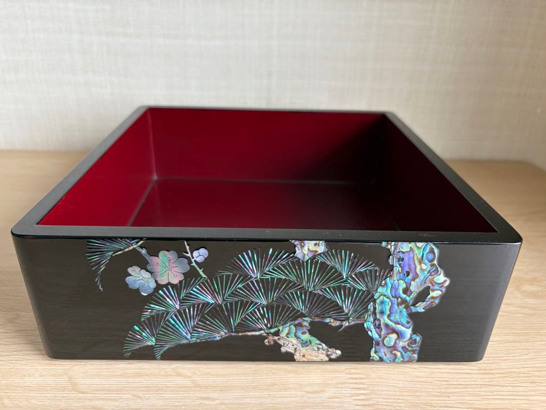 《未使用新品》螺鈿　漆器　三段お重　松竹梅に鶴
