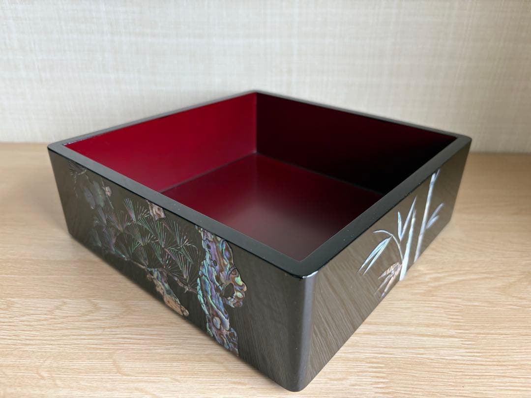《未使用新品》螺鈿　漆器　三段お重　松竹梅に鶴