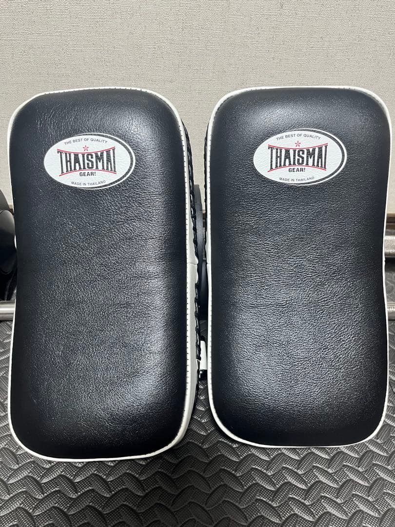 【美品】ISAMI イサミ 湾曲型キックミット 黒/白 2個セット