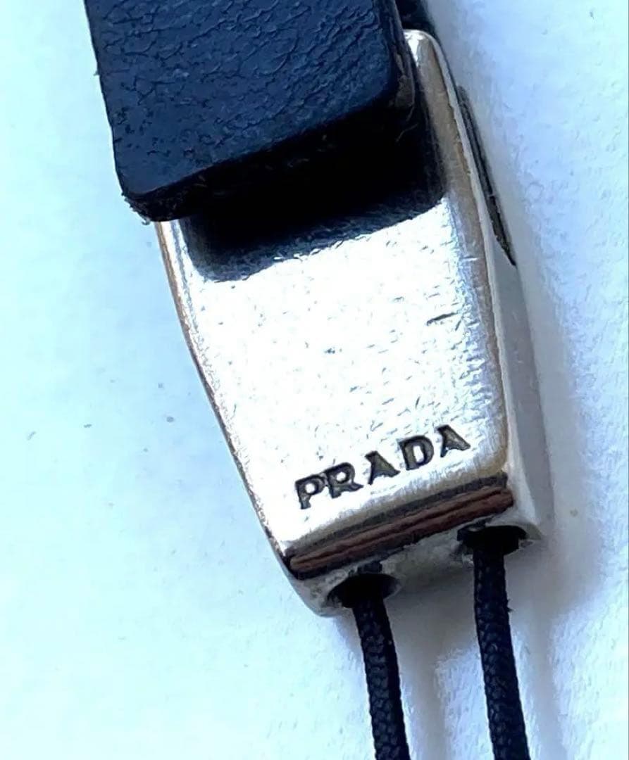 プラダ　ブラック革製ベルトデザインチャーム・ストラップ・スタッズ