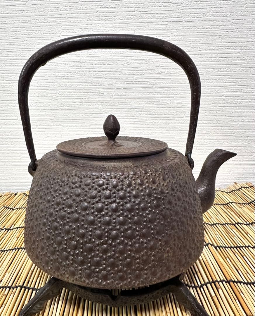 未使用品、タグ付　南部三厳堂　１５型　九重亀甲文様南部鉄瓶　南部鉄器　鉄瓶
