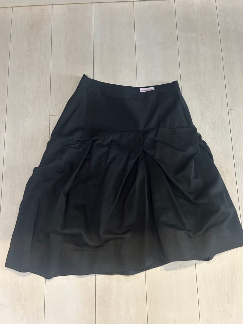 ⭐︎美品⭐︎ヴィヴィアンウエストウッド　タック入り黒フレアスカート　かわいい　個性的