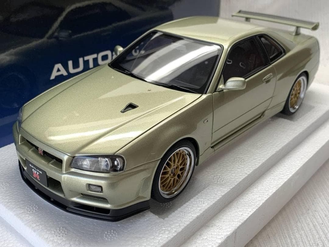 新品未使用　AUTOart 1/18 日産 スカイライン GT-R R34