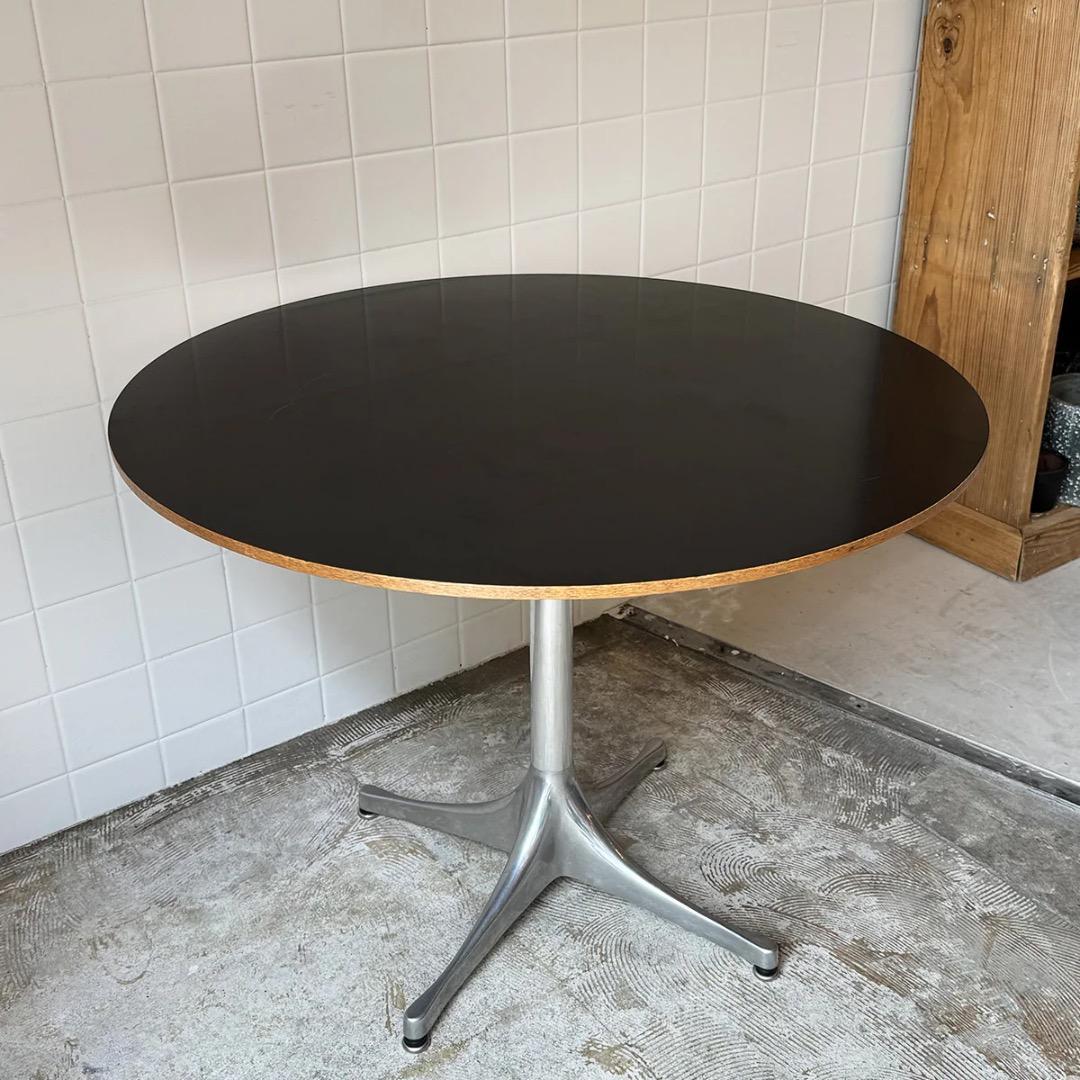 J*様 ハーマンミラー社のペデスタルテーブル 2011年製 黒 古傷あり