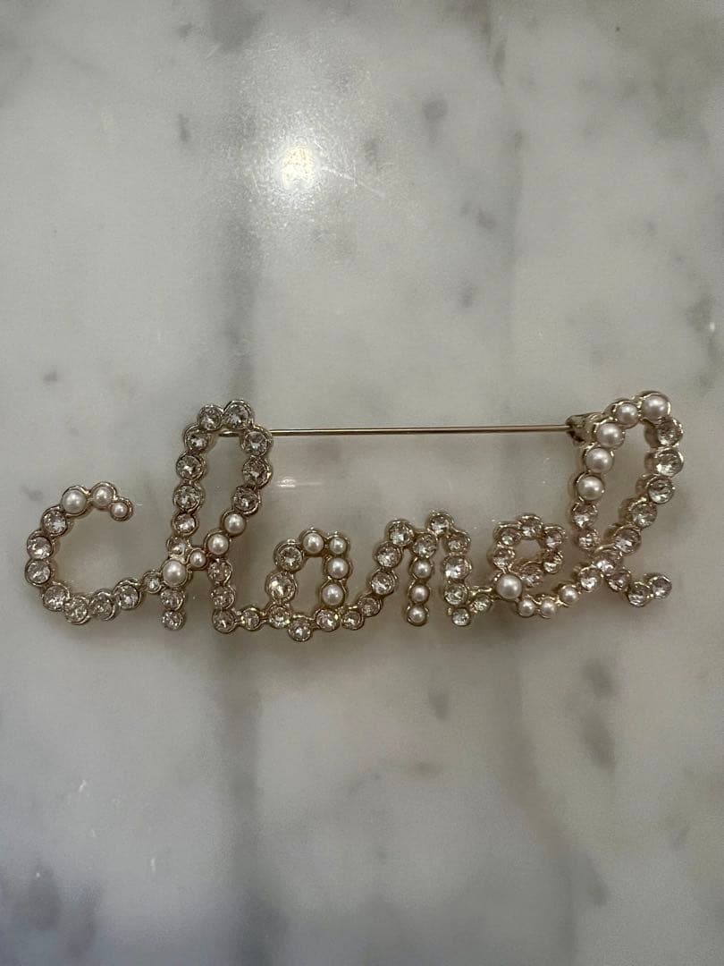 CHANEL パールとクリスタルロゴ型ブローチ