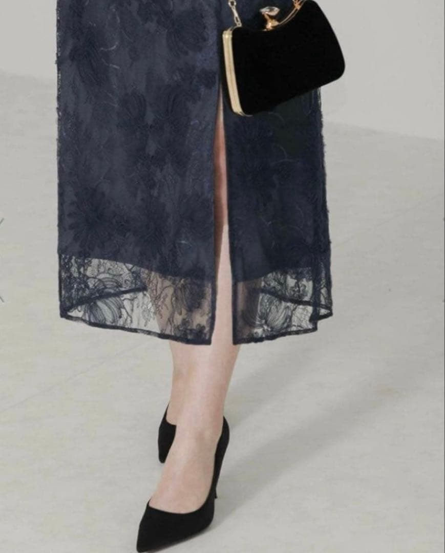 【LEJA】スパンコール刺しゅうレースフレアスリーブスリット入りワンピース