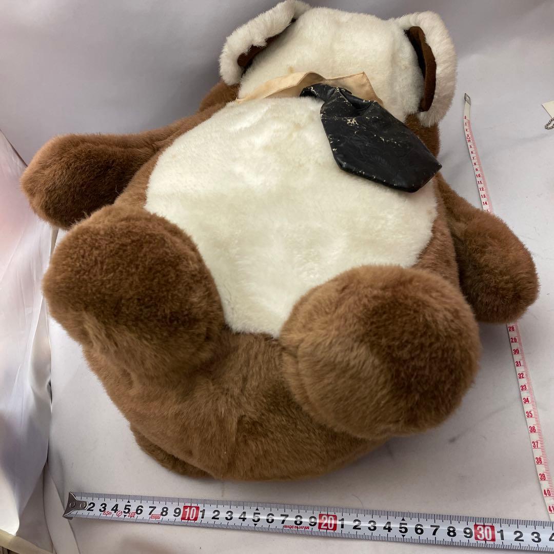 大きなブルドックのぬいぐるみ