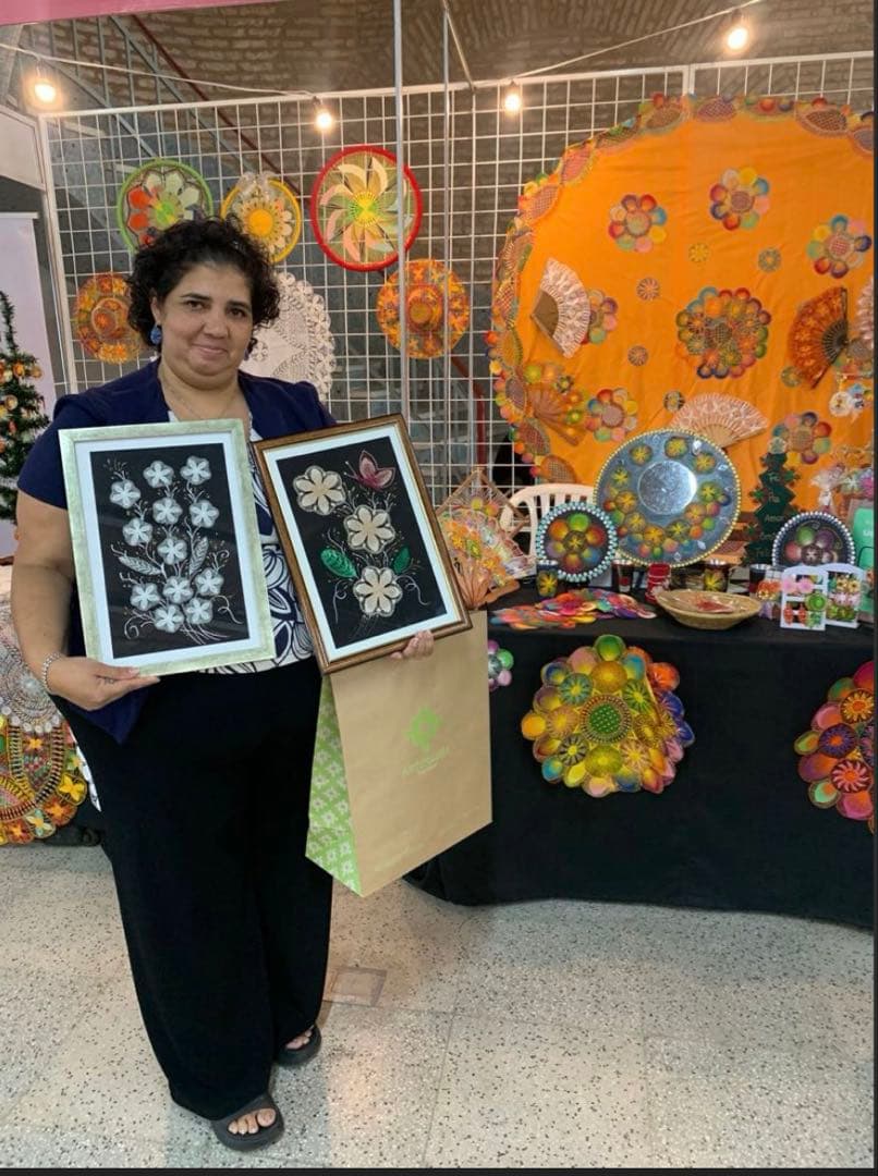 ニャンドゥティ伝説織　額縁入り12輪の白いお花　珍しい　レース　刺繍