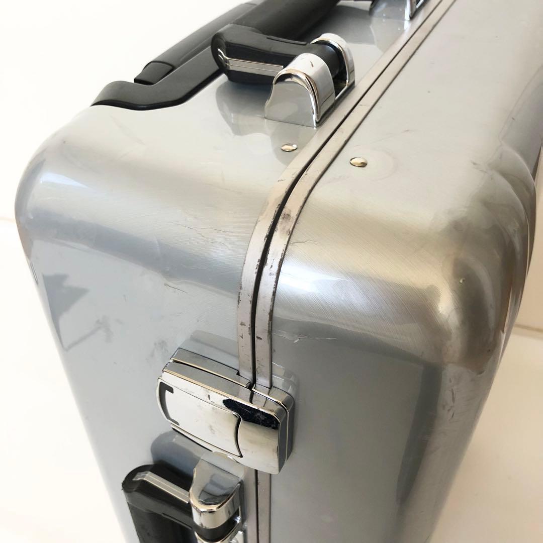 ゼロハリバートン　2輪　スーツケース　31L キャリーケース　機内持ち込み可能